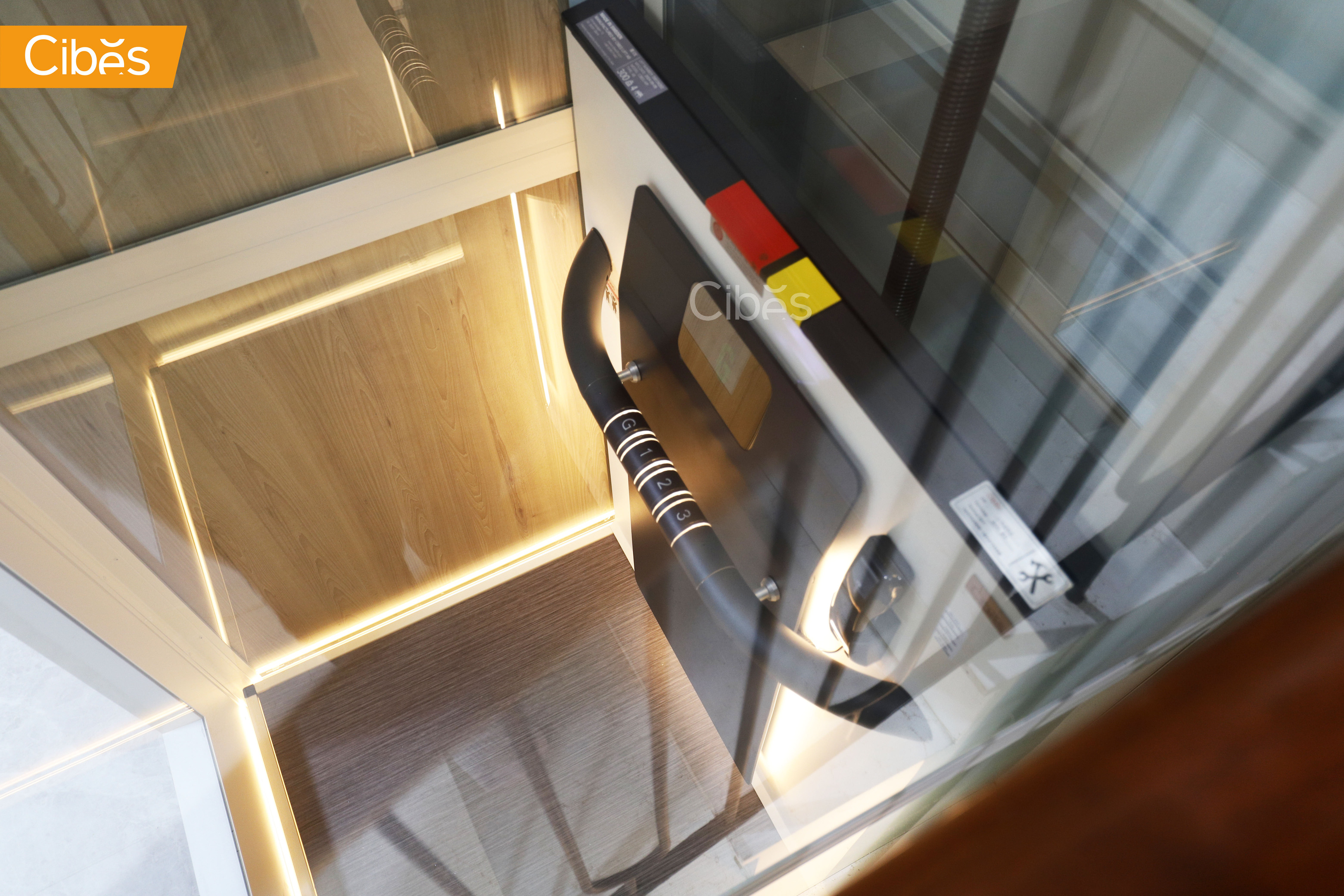 thang máy Cibes Air lắp đặt giữa thang bộ